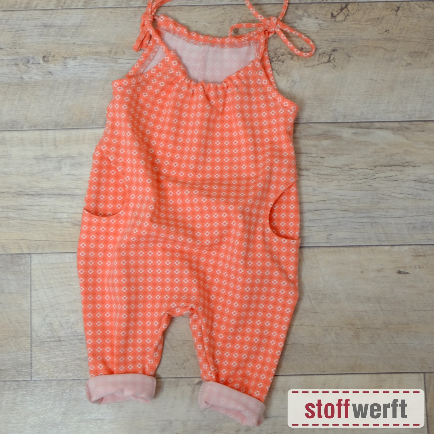 Jersey mit Sternchen und Punkten, coral