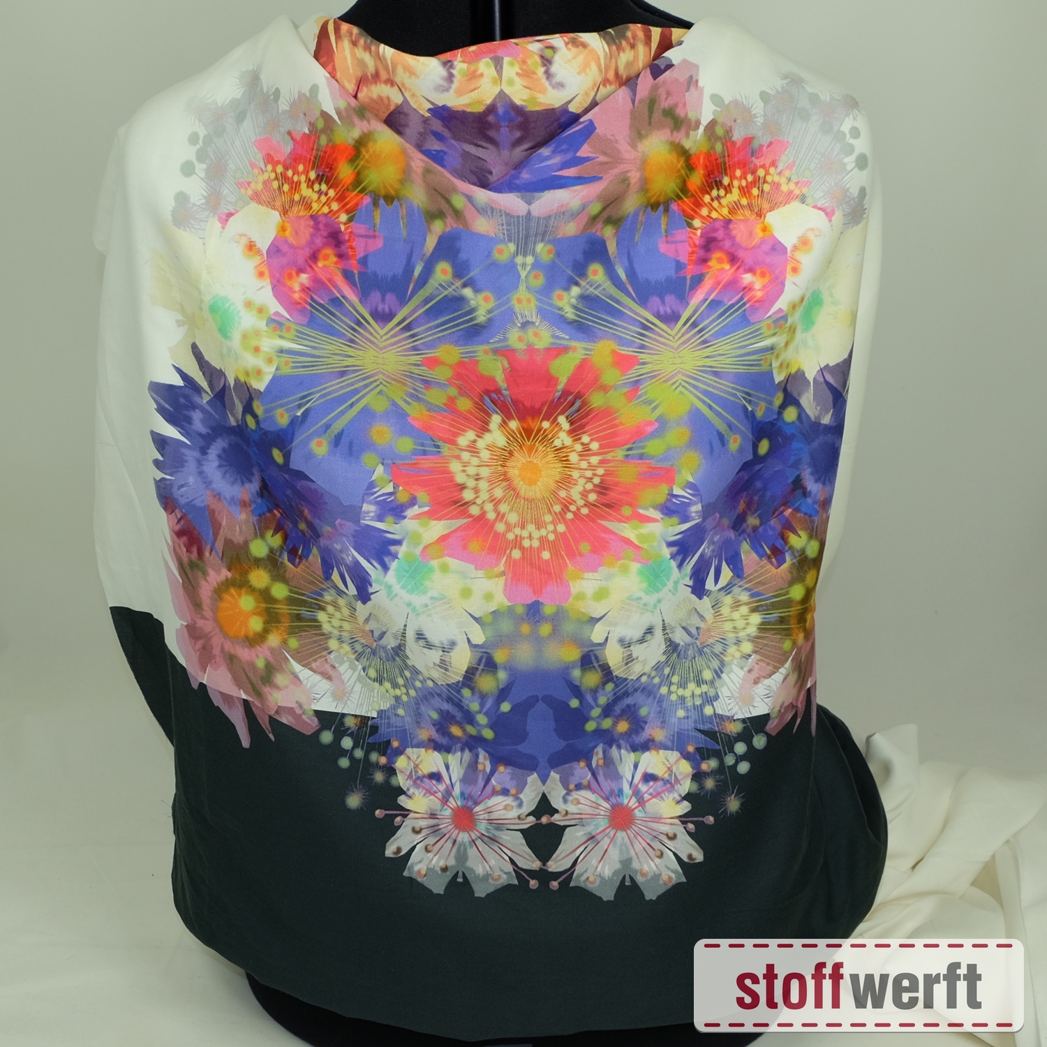 Baumwollstoff mit Blumenpracht 